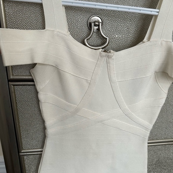 Marciano Cream Off-Shoulder body con Dress - Picture 4 of 7
